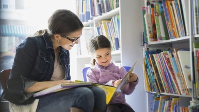 Министр просвещения посоветовала родителям начать читать детям книги