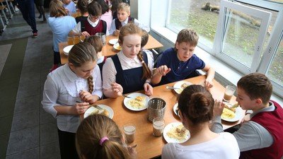 Роспотребнадзор планирует запретить приносить в школьную столовую еду из дома