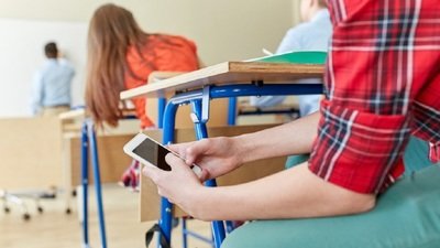 Минпросвещения РФ готовит рекомендации по ограничению использования мобильных телефонов в школах
