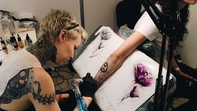 В Госдуме предложили запретить подросткам наносить татуировки