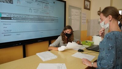 Регионам РФ рекомендовали рассмотреть вопрос о дополнительных выплатах учителям за работу на ЕГЭ