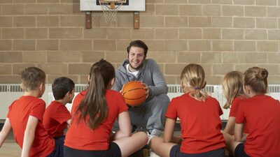 Занятие по баскетболу в спортивной кшколе