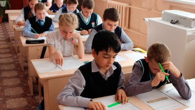 Школьники РФ на уроке.