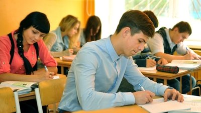 Ученики старших классов за партами.