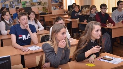Российские ученики средней школы на уроках