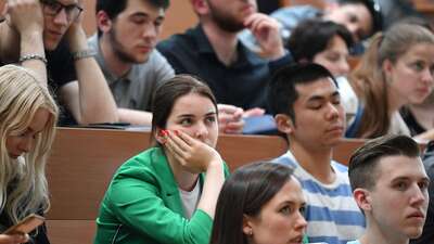 Студенты -иностранцы в вузе РФ на лекции