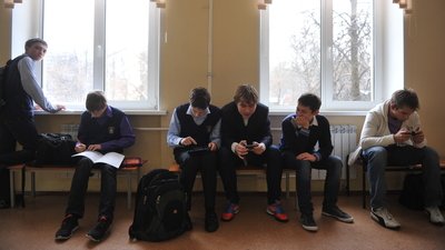 Школьники с телефонами на переменах