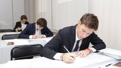 Выпускники школы РФ пишут ЕГЭ