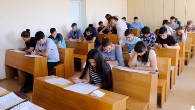 Выпускники проходят вступительные испытания в вуз