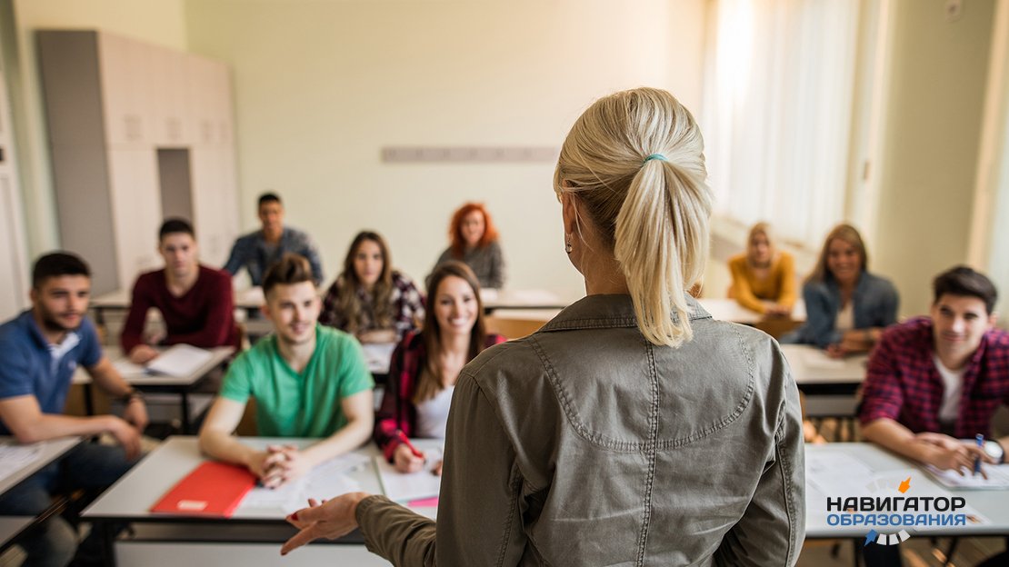 Преподаватель коллежда РФ ведёт практическое занятие