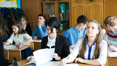 Ученики старших классов школы РФ на уроке