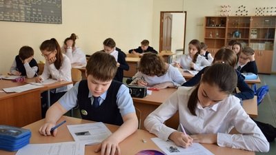Ученики средней школы в классе.
