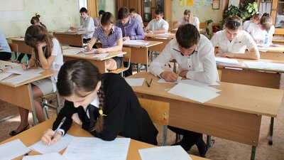 Ученики пишут контрольную работу.
