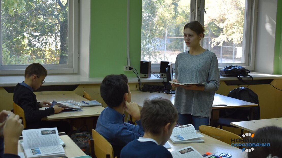 Студентка ведёт урок в школе.