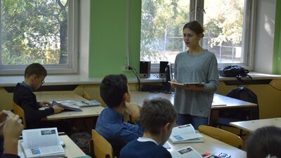 Студентка ведёт урок в школе.
