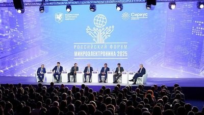Премьер-министр М. Мишустин и глава Минобрнауки РФ В. Фальков на форуме «Микроэлектроника 2025». 