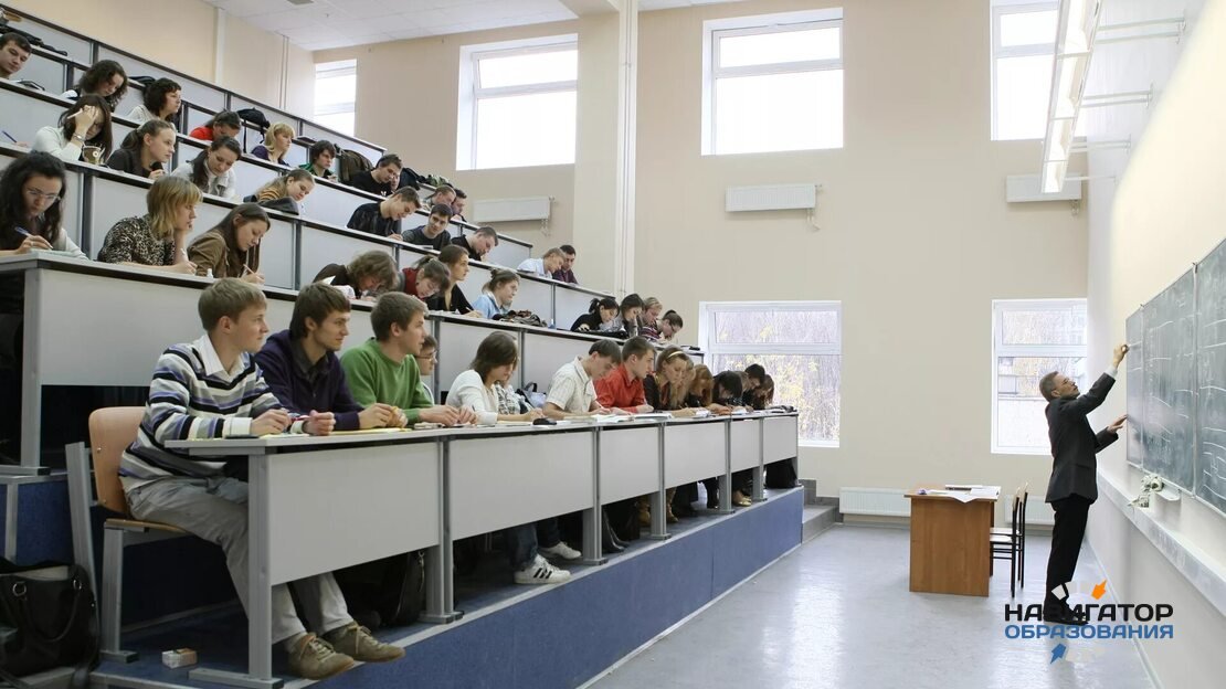 Студенты строительного вуза на леуции