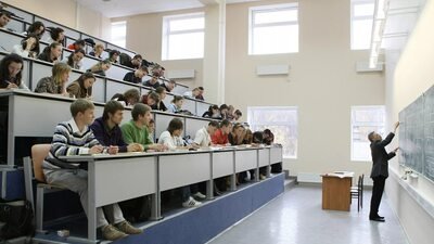 Студенты строительного вуза на леуции