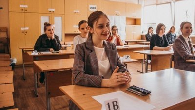 Выпускники школ сдают ЕГЭ
