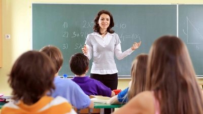 Учитель ведёт урок в средней школе