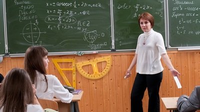 Учитель ведёт урок в средней школе