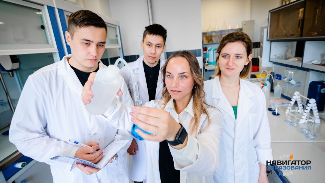 Молодые учёные в лаборатории