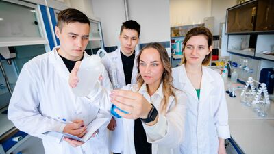 Молодые учёные в лаборатории