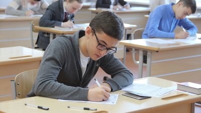 Выпускники школы пишут ЕГЭ