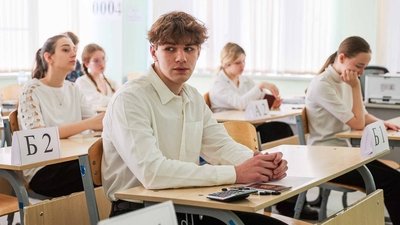 Выпускники школ сдают ЕГЭ