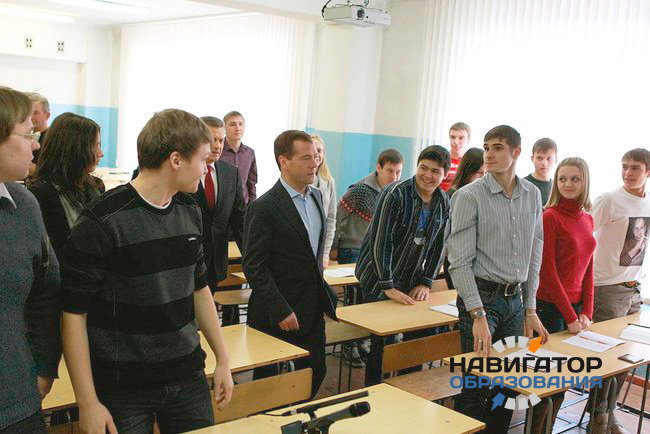 Д. Медведев дал поручение разобраться с задержками и сокращениями по выплатам стипендий, забыв о своём распоряжении на секвестр