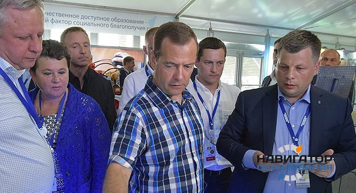 Д. Медведев предложил обучать школьников предпринимательству