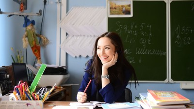 Школьным учителям, работающим на одну ставку, могут повысить заработную плату