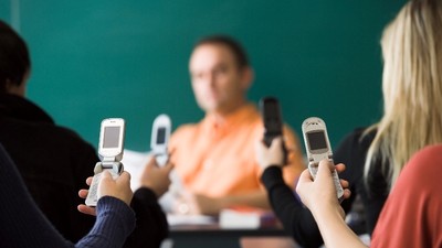 В столичных школах хотят ограничить использование мобильных телефонов