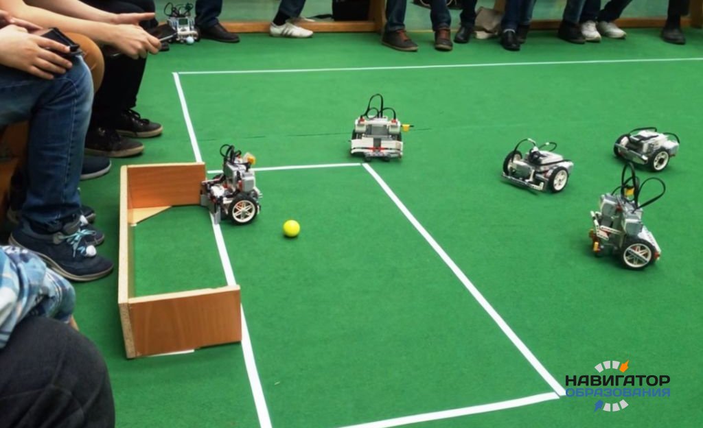 Роботы юных инженеров школы №1368 победили в робофутболе на фестивале Робокрафт