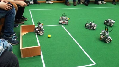 Роботы юных инженеров школы №1368 победили в робофутболе на фестивале Робокрафт
